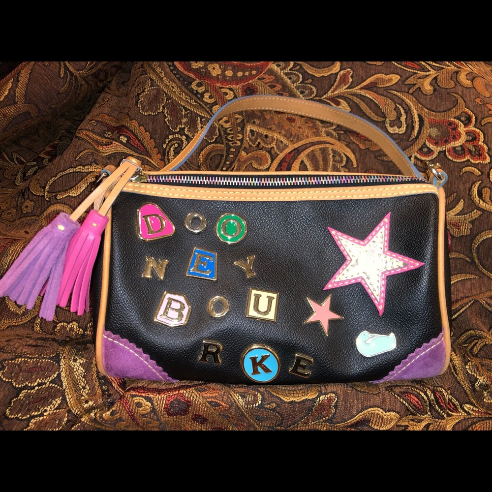 🌟💫 Dooney and Bourke Black Leather Barrel Bag.